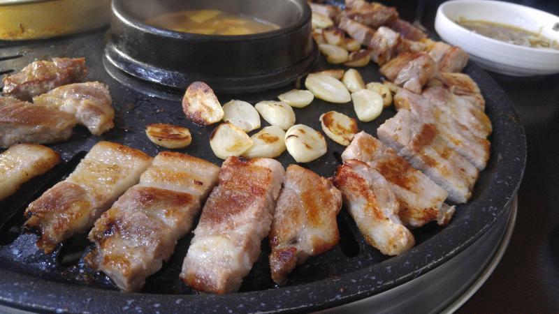 목살 연어초밥정식 깐풍치킨 목살 한번만 뒤집어서 구운거라 너무 자랑하고싶어^^