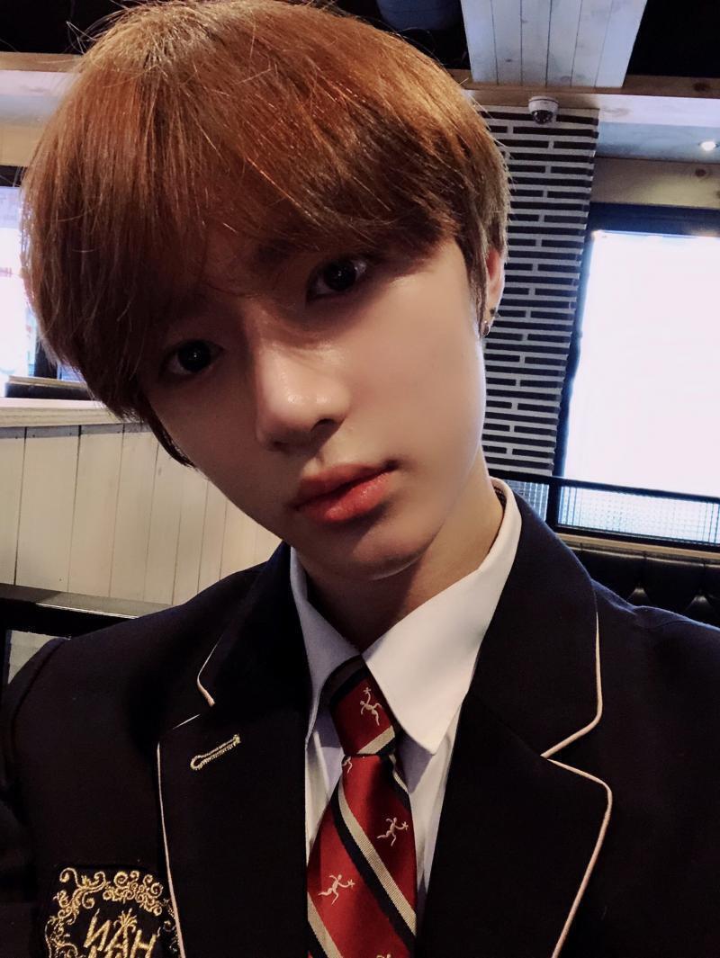 이 곰돌이 좀 봐 주세요 무대 할 때는 심각하게 큐티섹시합니다 무대 밑에서는 그냥 완전 애교덩어리에 귀여움이 일상인 사람입니다 심지어 말할 때마