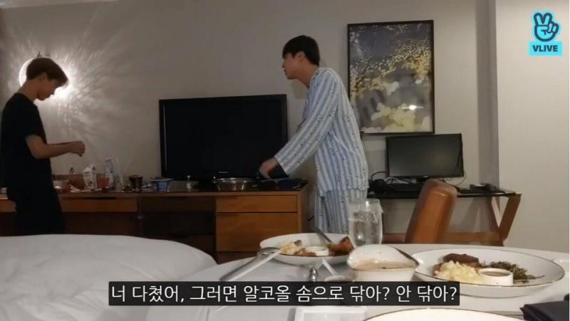 재미있고 잘생기고 비율좋고 실력좋은 아이돌?!?!??!?! 바로 여기있다 방탄소년단 진!!!! 본명은 김석진!! 아주 골져스하고 아방가르드하지!