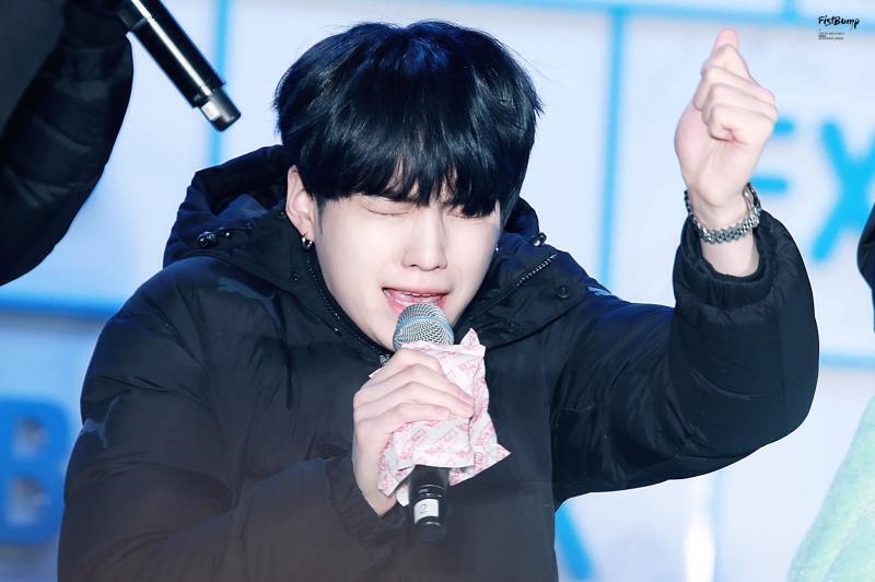 내 최애는 방탄 슈가!! 본명은 민윤기!! 어거스트디와 슈가와 민윤기 갭차이에 발리는데 한번 보고 가십셔~ 세상 최고 까리하고 예쁘고 귀엽고 잘