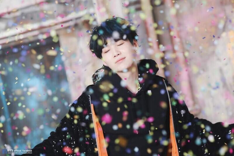 내 최애는 방탄 슈가!! 본명은 민윤기!! 어거스트디와 슈가와 민윤기 갭차이에 발리는데 한번 보고 가십셔~ 세상 최고 까리하고 예쁘고 귀엽고 잘