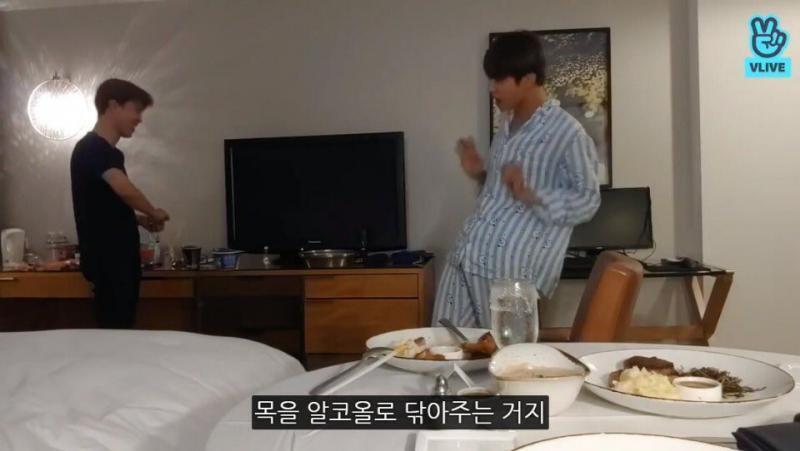 재미있고 잘생기고 비율좋고 실력좋은 아이돌?!?!??!?! 바로 여기있다 방탄소년단 진!!!! 본명은 김석진!! 아주 골져스하고 아방가르드하지!