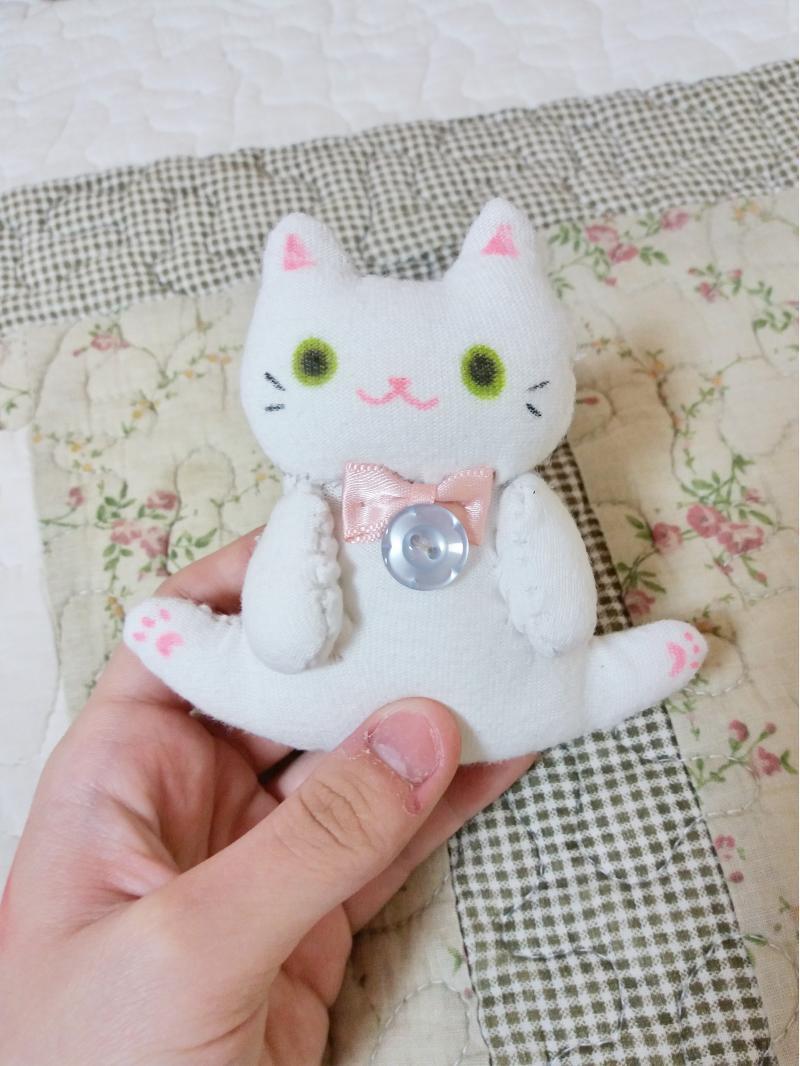 오랜만에 인형 만들어 봤어! 귀엽지? 발바닥이 포인트라궁 ㅎㅅㅎ 팔은 고정시켜놔서 젤리 못 그렸지만ㅠ