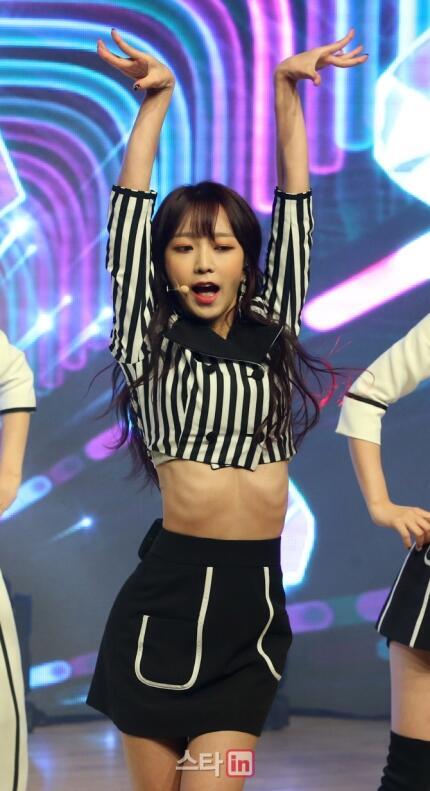 어린 여자아이돌이 이미 '지나치게' 마른 몸인데도 다이어트 해야 한다는 댓글에 반박 댓글 달면 쿵쾅이냐는 대댓글들 달리는 거..... 아니 상식