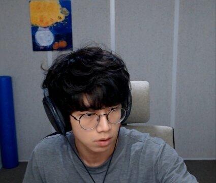 약간... 이런... 무슨 느낌인지 알지..? 근데 또 이렇게 보니까 공통점이 안경밖에 없는 것 같기도 하고 근데 약간 뭔지 알지????