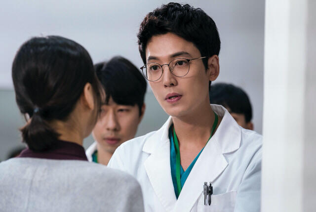 약간... 이런... 무슨 느낌인지 알지..? 근데 또 이렇게 보니까 공통점이 안경밖에 없는 것 같기도 하고 근데 약간 뭔지 알지????