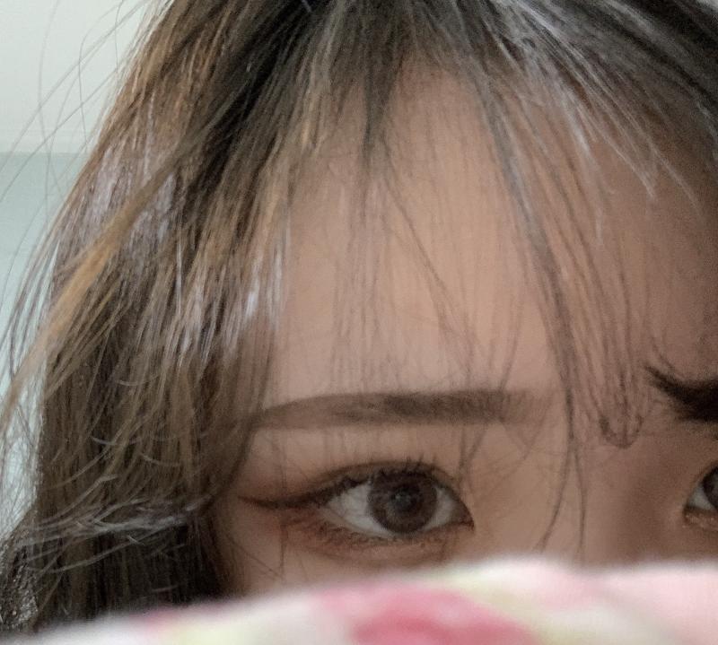 이 화장의 이름은 ‘세계최고삐까뻔쩍블링블링쁘띠떽띠뀨띠오뇽뇽뇽저세상텐션’ 메이크업. 사진상 안 보이지만 펄을 굉장히 만니 발랐다