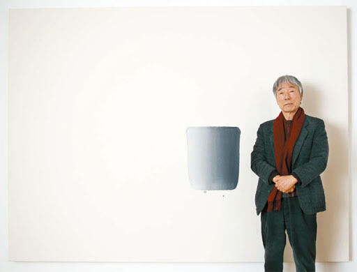 이우환의 (2003) 이 작품은 상당히 논란이 되고 있는 작품으로 그저 캔버스 위에 점을 찍은 작품이다. 민중미술가들이나 포스트 모더니즘 이후의
