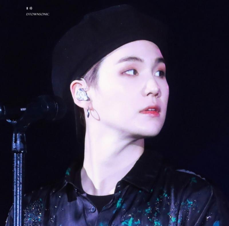 하얀 아이돌 하면 방탄소년단 슈가 민윤기..! 진짜 하얘 무대올라갈때는 톤다운은기본이고.. 고양이상이구... 근데 또 손마디나 팔꿈치같은데는 핑