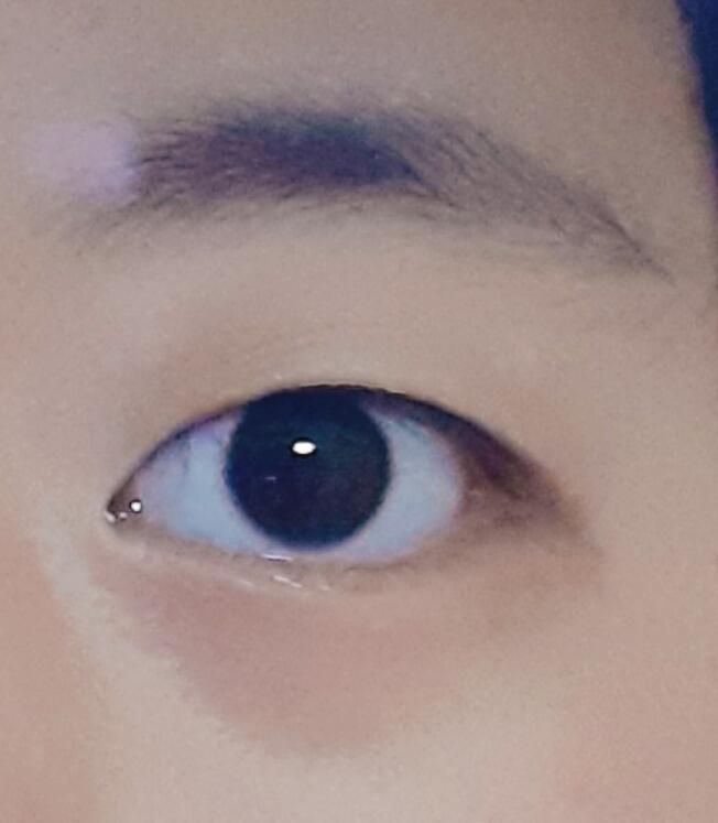 ㅎ..다크서클...눈썹정리가...안되어있넹..ㅎ... 시간없으면 눈썹은 안해줘도돼! 일단 난 눈에 살많은 무쌍에 눈꼬리 살짝쳐져있어. 중3이고