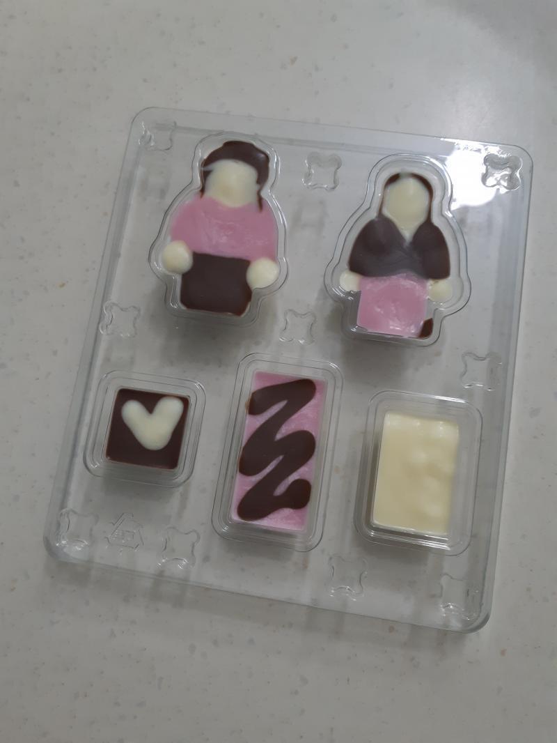 오늘은 얼초 아이돌 만들기를 했다. 소감은... 왜 여태 사람 모양 얼초가 나오지 않았는지를 알게 되었다.