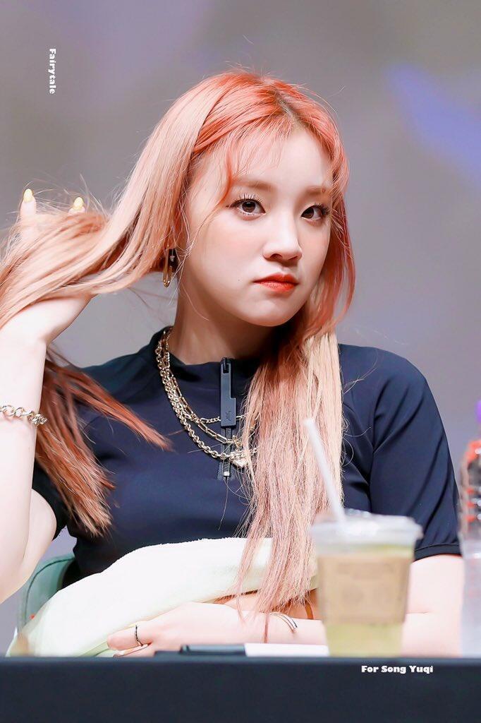약간 아이들 우기 눈이랑 비슷하게 생겼어 근데 레주 눈 진짜 이쁘다