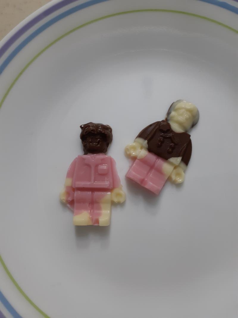 오늘은 얼초 아이돌 만들기를 했다. 소감은... 왜 여태 사람 모양 얼초가 나오지 않았는지를 알게 되었다.