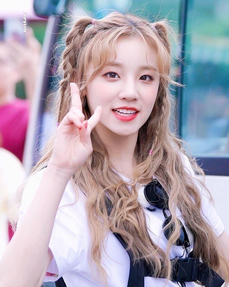 약간 아이들 우기 눈이랑 비슷하게 생겼어 근데 레주 눈 진짜 이쁘다