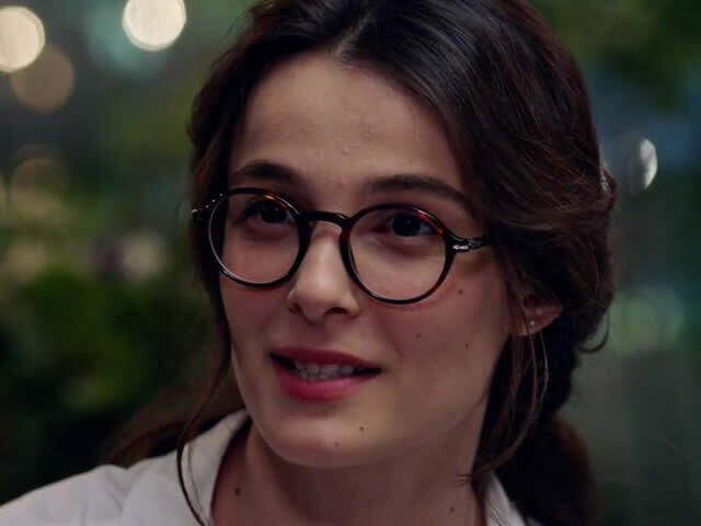 >>120 Büşra Develi(이름 어떻게 읽는줄 몰라 미안해)라는 분이야 근데 저건 영화찍을때 한정인 것 같고 평소엔 안경 잘 안쓰시더라ㅠ