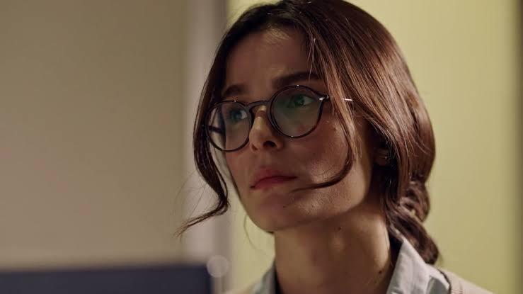 >>120 Büşra Develi(이름 어떻게 읽는줄 몰라 미안해)라는 분이야 근데 저건 영화찍을때 한정인 것 같고 평소엔 안경 잘 안쓰시더라ㅠ