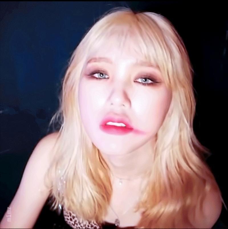 오마이걸 미미! 미쳤어 그냥 무대에선 완전 개쿨녀알라뷰노빠꾸왕멋진 언니 인데 현실은 동생한테 맨날 당하는 하찮이... 카리스마로 또박또박 랩하면