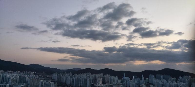 울 집에서 본 새벽 6시 하늘!