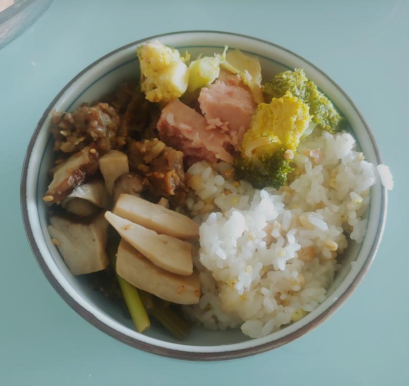 오늘 점심. 밥, 불고기, 스팸브로콜리볶음, 버섯볶음, 마늘쫑볶음. 미역국도 조금 먹었다. 국그릇만 두개였다.