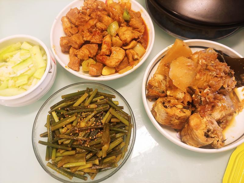 저녁. 먹을게 많다. 코다리조림과 밑반찬들. 집에 남은 핫소스들을 이것저것 앞다리살과 야채에 때려넣고 볶았다. 피자핫소스+스리라차 핫소스+바베큐