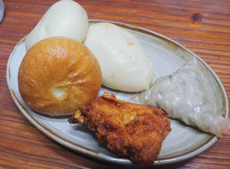 현재진행형 만두. 백화점 타임세일로 사왔다. 흐흐흐 새우만두 맛있다. 치킨은 가족들이 남겨둔거 한조각만. 푸라닭 더 차이나 치킨이다. 맵싹하고