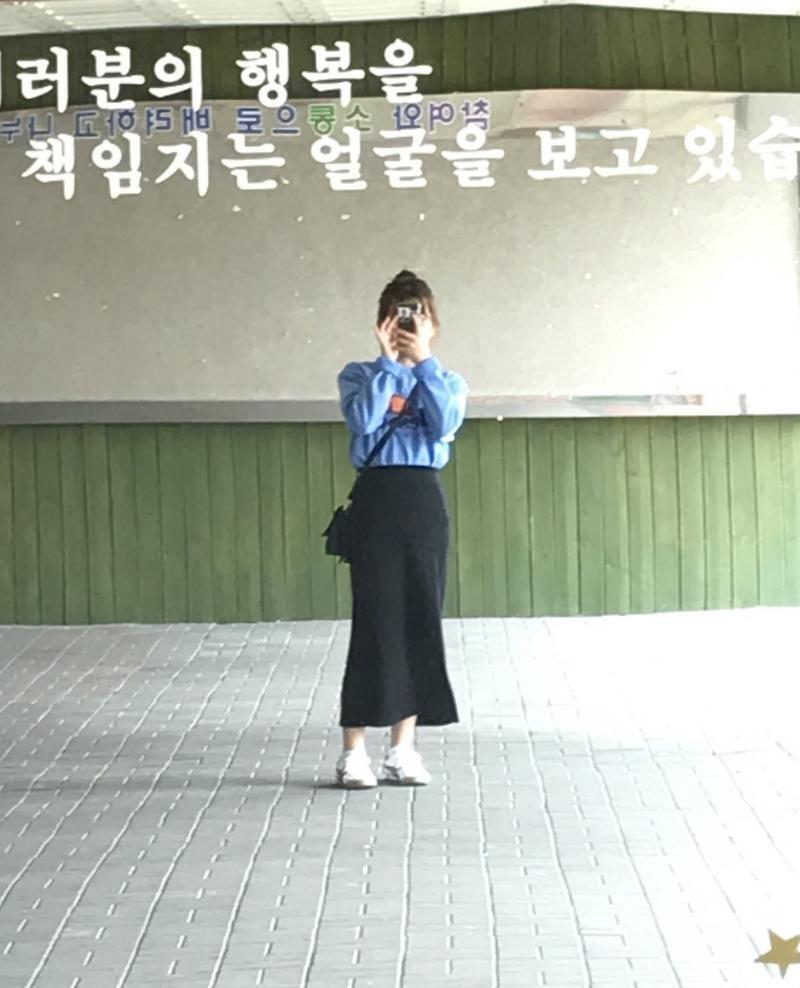 사실 이거 샀는데 이런거에 무난하게 입기엔 하얀색 롱슬리브가 예쁠 것 같아서...! 체형부각만 더 시킬까봐 살까말까 고민이야🤦♀️ 저 사진은