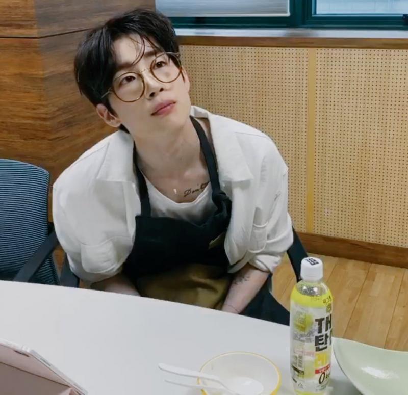 쌩얼안경흰옷 너무 귀엽고 동글동글한데 얼굴이 하얘서 흰옷이 너무 이쁘고ㅠㅠ 얼굴 완전 귀여운데 어깨는 저세상 피지컬 드러나는게 너무 좋음..
