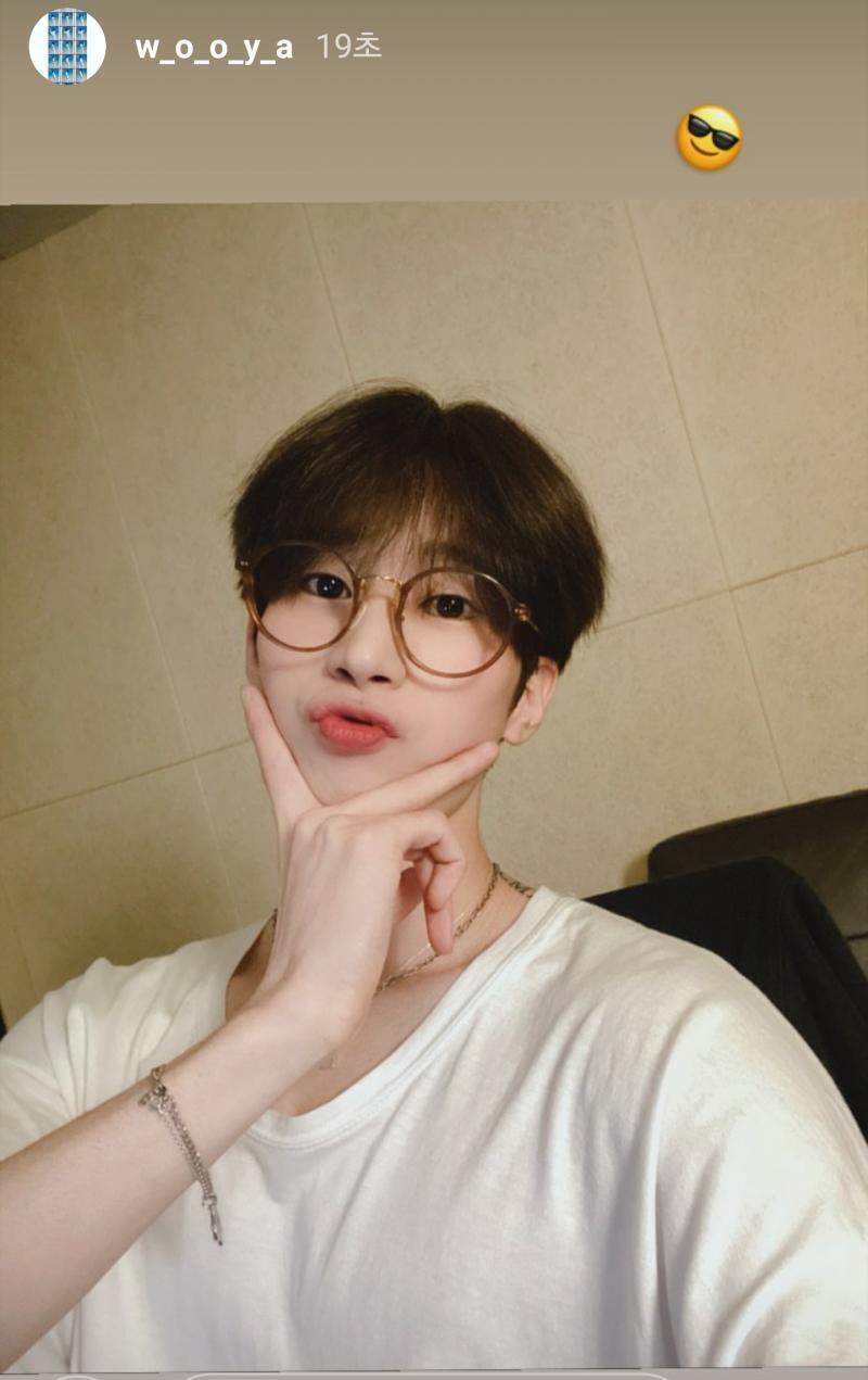 쌩얼안경흰옷 너무 귀엽고 동글동글한데 얼굴이 하얘서 흰옷이 너무 이쁘고ㅠㅠ 얼굴 완전 귀여운데 어깨는 저세상 피지컬 드러나는게 너무 좋음..