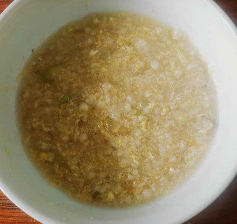 오트밀 야채죽 1. 죽에 들어갈만한 야채류(대파, 양파, 버섯, 당근 등)를 믹서기에 툭툭 쳐가면서 간다(꾸욱 눌러서 갈면 죽이 됀다. 툭툭 끊