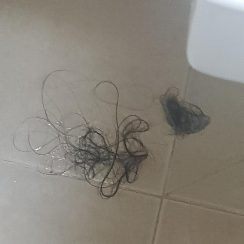 머리 길이가 길긴한데 좀 많이 빠지는 것 같애..머리는 가슴정도 쯤인데