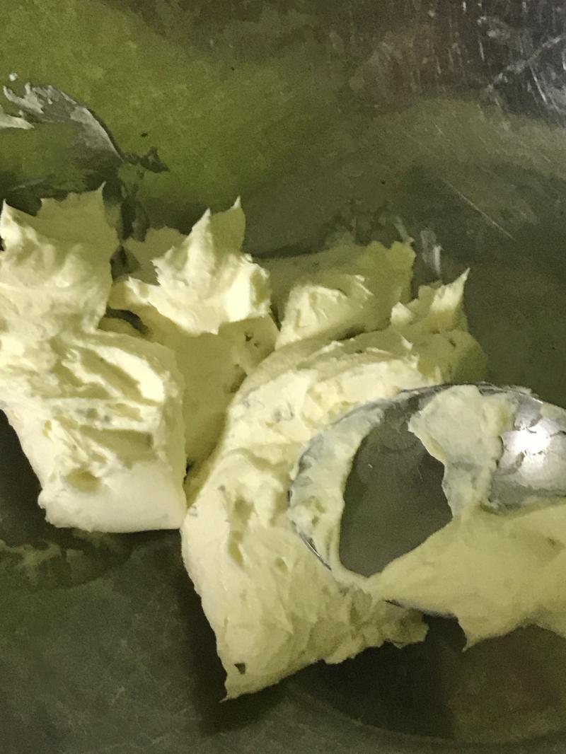 크림 치즈 준비!! 제삼다 저의 아이스박스에선 마늘맛이 나겠군요