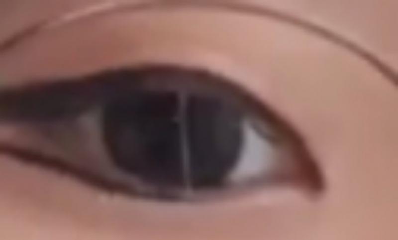 이게 중 1 중반때.. 많이 발전햇다고생각햇다. 라인을 관자놀이 까지 그렸음. 하.