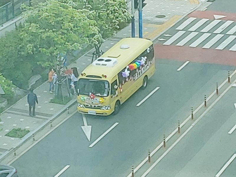 예전에 저기서 선거운동할때는 시끄럽다고 소리질러서 쫓아냈는데 애들은 그러기도 애매하잖아......