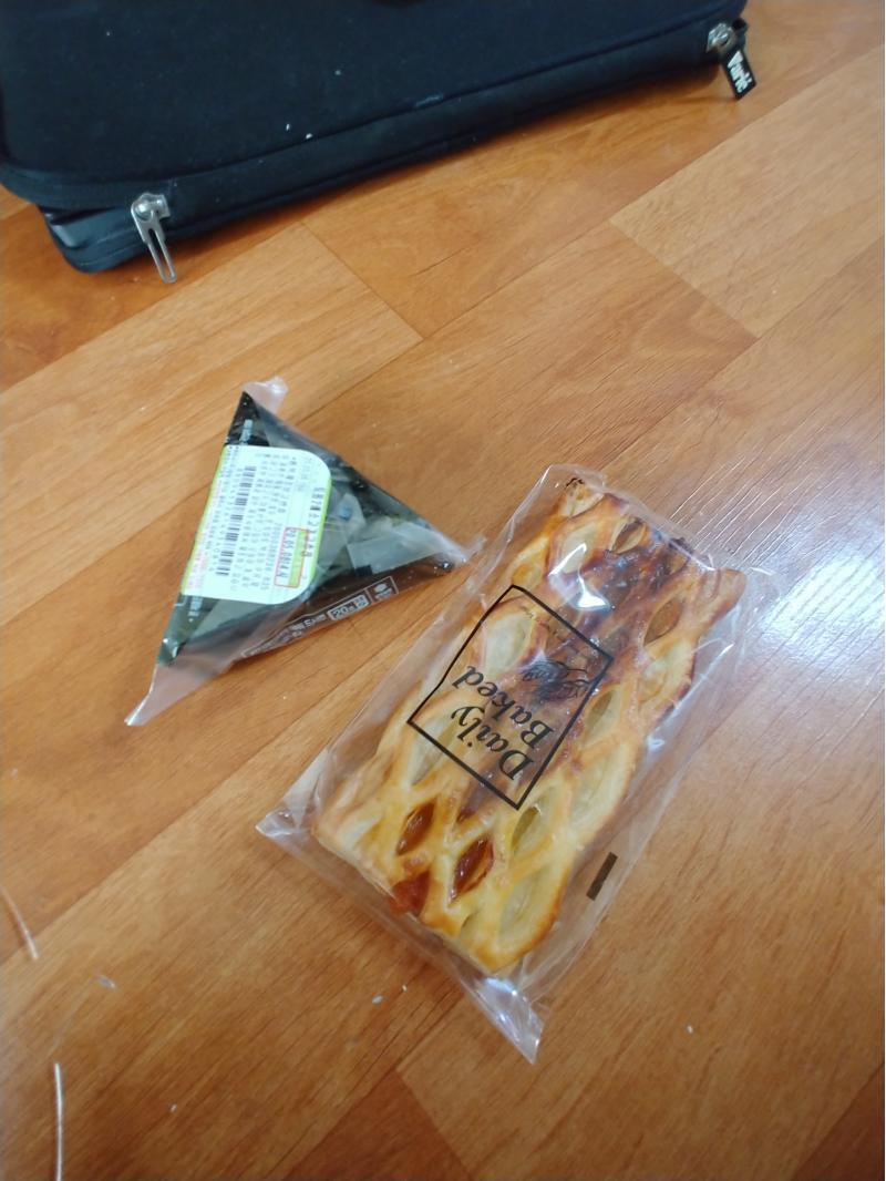 삼김이랑 살구잼파이 씨유빵은 살구잼파이만 먹는다 해도 과언이 아니지 삼김은 최근 먹고팠던 소고기고추장맛 삼김,살구잼파이두개와 과자 이렇게 사왔다