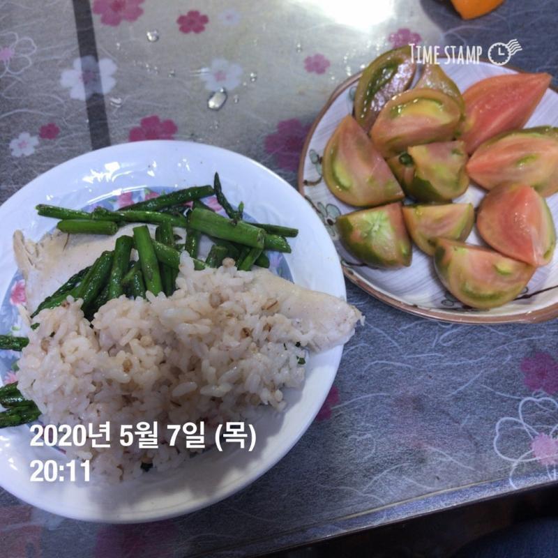 (5월 7일) * 어제 식단은 사진으로 대체. 순서대로 아침/점심/저녁 + 외근길에 마카롱 2개랑 아아메 한잔 마심. * 점심은 외근나가서 늦게
