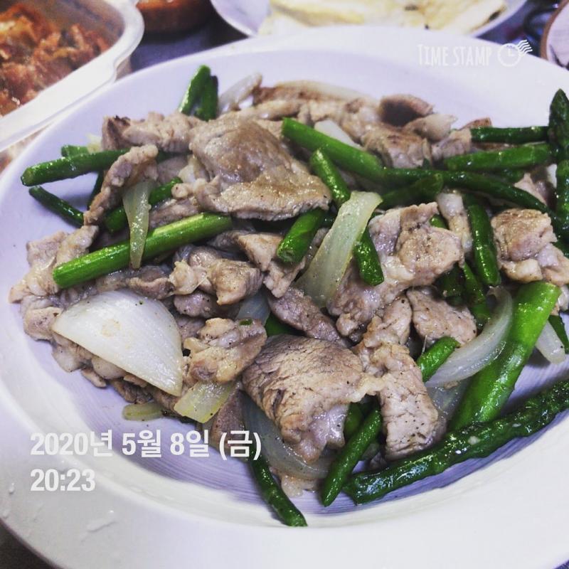 (5월 8일) 끼니는 사진으로 대체. 아침은 2인분(엄마랑 나눠 먹음), 저녁은 3인분(엄빠랑 같이 먹음-목살,양파,아스파라거스 볶음)+잡곡밥
