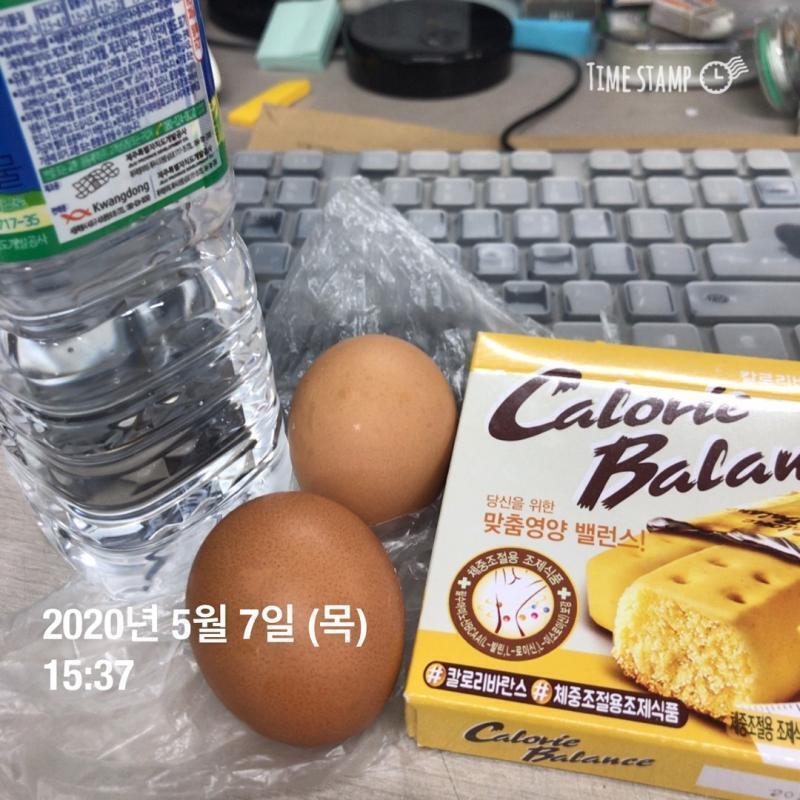 (5월 7일) * 어제 식단은 사진으로 대체. 순서대로 아침/점심/저녁 + 외근길에 마카롱 2개랑 아아메 한잔 마심. * 점심은 외근나가서 늦게