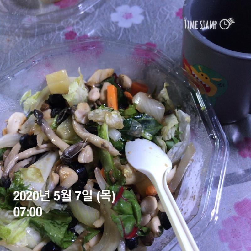 (5월 7일) * 어제 식단은 사진으로 대체. 순서대로 아침/점심/저녁 + 외근길에 마카롱 2개랑 아아메 한잔 마심. * 점심은 외근나가서 늦게