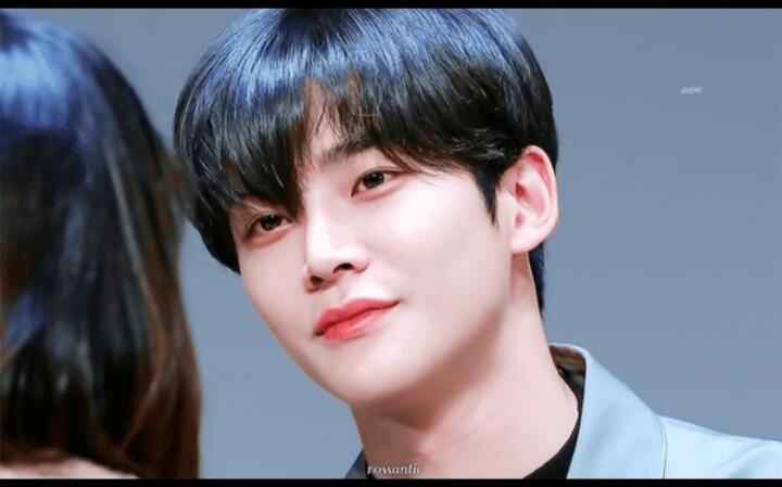 내가 파는 아이돌은 sf9의 로운이야!! 최근에 어쩌다 발견한 하루로 완전 인기떡상했지...키 무려 190(프로필상이구 실제로는 192쯤) 에 