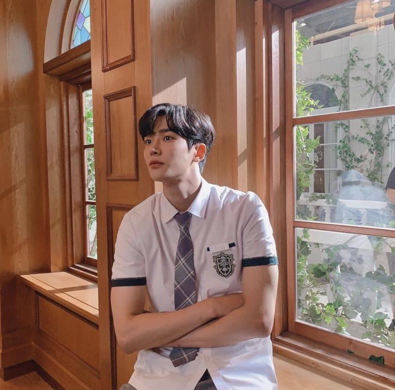 내가 파는 아이돌은 sf9의 로운이야!! 최근에 어쩌다 발견한 하루로 완전 인기떡상했지...키 무려 190(프로필상이구 실제로는 192쯤) 에 