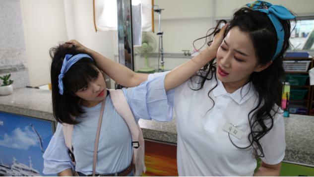 울집 썰은 엄청 많은데 그중에 또 웃겼던거ㅋㅋㅋ 중국집에 짜장면 먹으러 가서 메뉴 시키고 기다리는데 엄마가 아빠 뒷통수 매만지면서 좀 평평한것