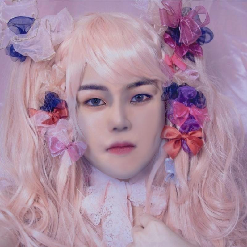 또해왔다 ㅋㅋㅋ 재밌다~~ 위는 남자고 아래는 여자~ 남자는 시우민이랑 뷔..참고 하면서 했고 여자는 장원영 참고하면서 했다 ^^...ㅎ