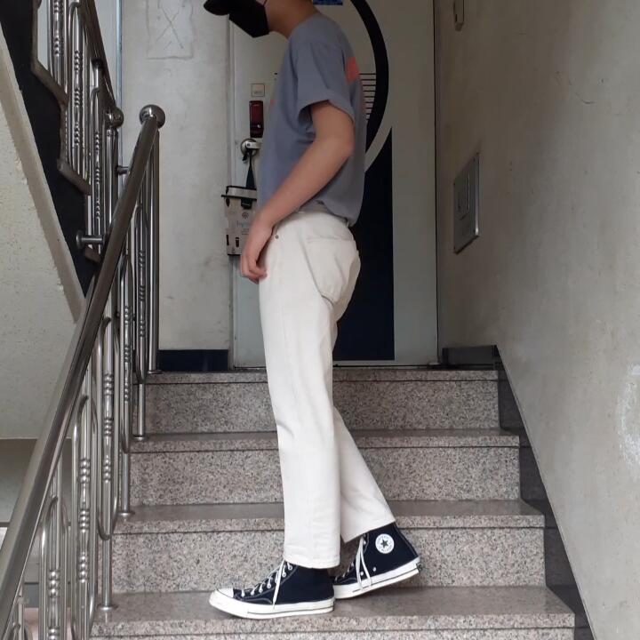 >>7 레주랑 비슷한 티 있어서 가져와봤는데 포즈는 보지 말고 옷만 봐주라 ㅜ 나는 티가 전체적으로 통이 커서 레귤러핏 크림진으로 입었는데 레주