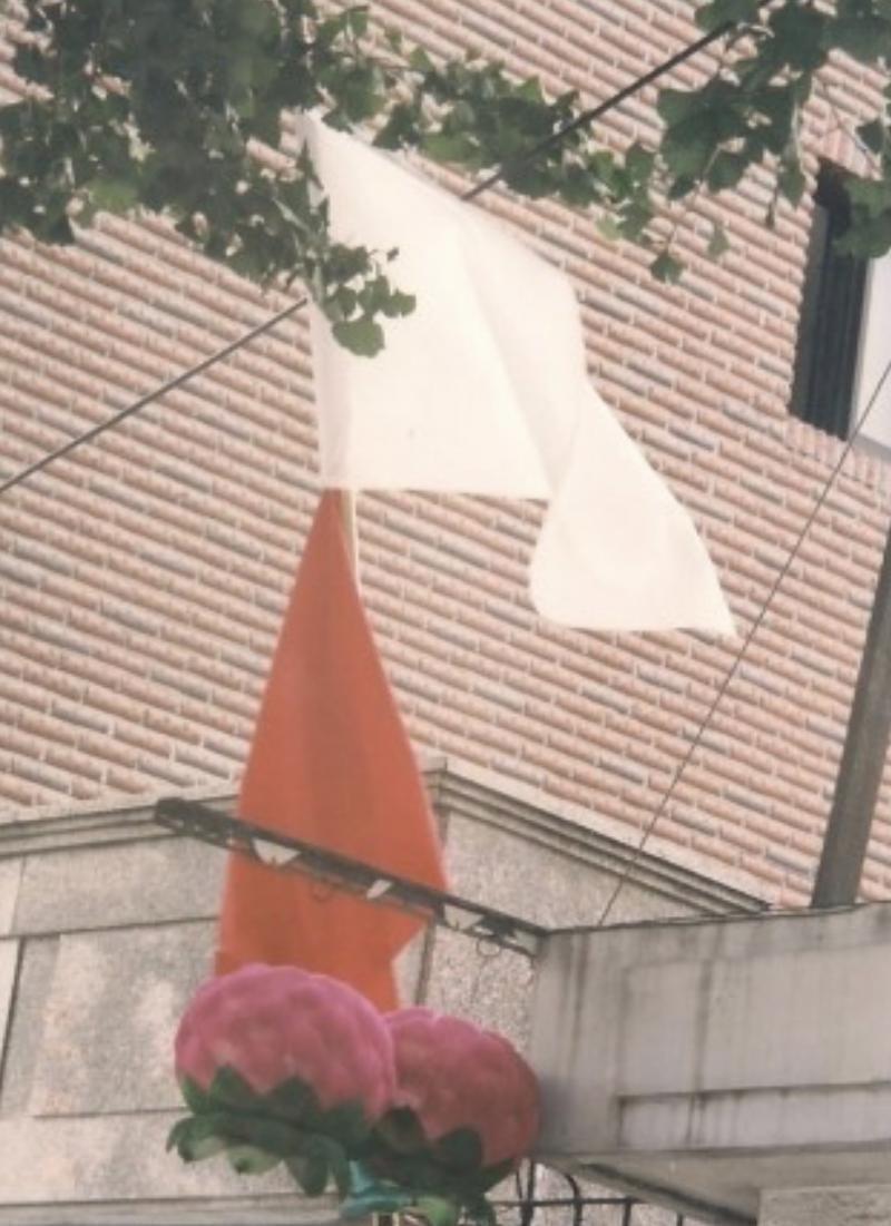 응 아예 지하는 아니고 반지하야. 그래서 집값이 되게 싸. 큰길에 반지하니까 노출이 잘되거든. 근데 저 무당 집은 항상 어두워 뭐하고 있는지 모