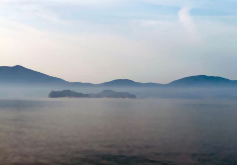창 밖에는 넓은 바다가 보인다. 아직 아침이라 그런지 쌀쌀한 것 같다. (특별히 신경쓰이는 부분은 없다.)