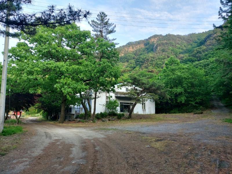 스레주의 현재 위치. 여유로운 산밑이다. 참고로 이곳은 사유지이므로 멋대로 채집을 한다면 고소각으로 쳐맞을지도 모른다. 물론 스레주에게는 법적