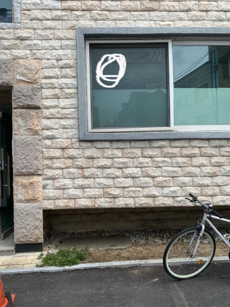 지금 낮에 다시 나와서 찍어보는데 저기 사람 눈이 보이려면 저 위치에 얼굴이 있어야 되네 더 소름이네