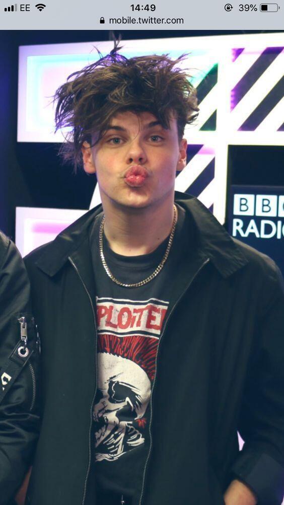 Yungblud (Dominic richard harrison) (음반사에서 가장 어렸기에 영블러드라고 불렸다구해 그래서 영블러드 젊은피!!)