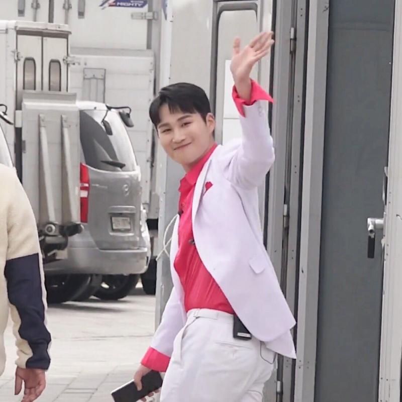 이름:김희재 나이:95년 6월 9일 (26살) 소속사: 뉴에라프로젝트(미스터트롯 김호중님 제외 최종 6인이 계약했고 아직 개인 소속사는 없엉)