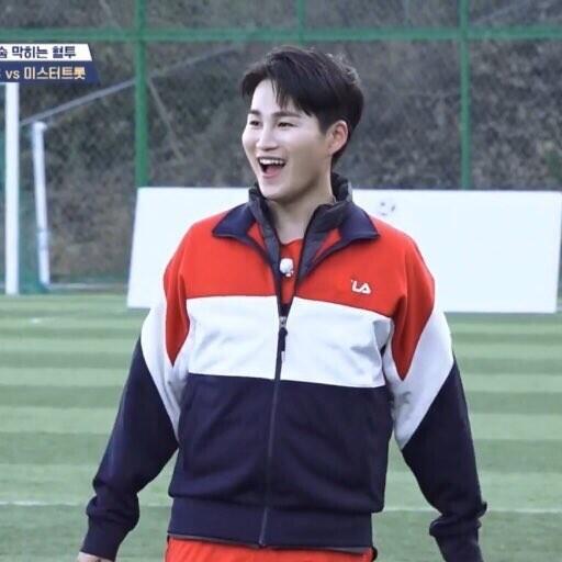 이름:김희재 나이:95년 6월 9일 (26살) 소속사: 뉴에라프로젝트(미스터트롯 김호중님 제외 최종 6인이 계약했고 아직 개인 소속사는 없엉)